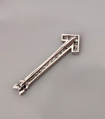 null 
Brooch drawing an arrow, platinum 900 MM, covered with very white square diamonds...