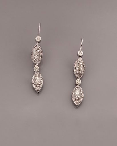 null Pendants d'oreilles en or gris, 750 MM, chacun orné de deux diamants taille...