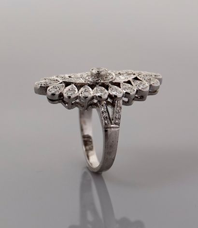 null Marquise ring in white gold, 750 MM, set with diamonds in a diamond frond, total...