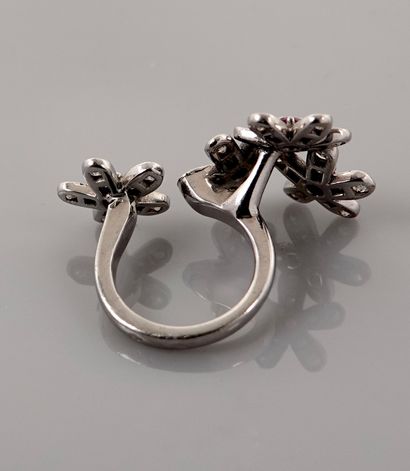 null Open ring on two fingers in white gold, 750 MM, drawing four flowers covered...