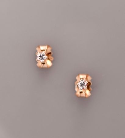 null Earrings in yellow gold, 750 MM, each decorated with a diamond, weight: .9gr....