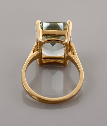 null Yellow gold ring, 750 MM, set with a pale emerald-cut aquamarine weighing 5.10...