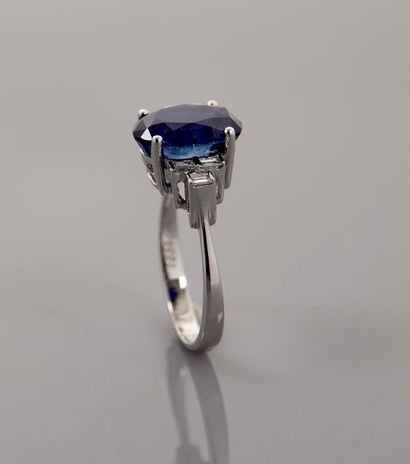 null Ring in white gold, 750 MM, set with an oval sapphire weighing 5.35 carats certified...