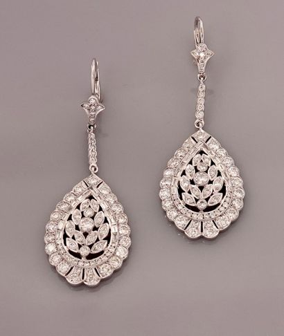 null Pendants d'oreilles en or gris, 750 MM, ornés de diamants portant un motif piriforme...