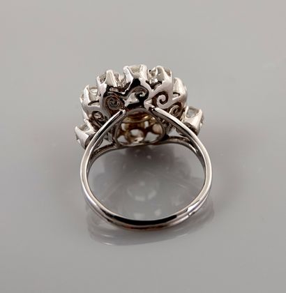 null Round ring with white gold volutes, 750 MM, covered with diamonds totaling 1...