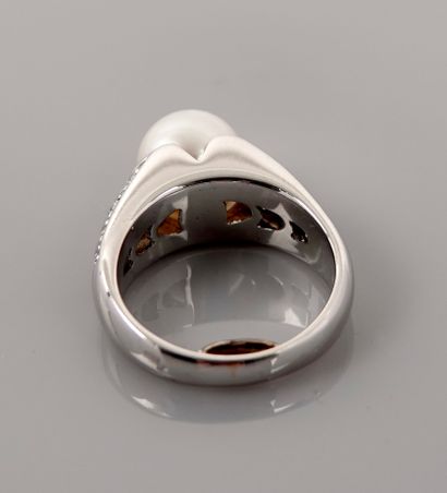 null Bague Anneau en or gris, 750 MM, centrée d'une perle de culture diamètre 10mm...