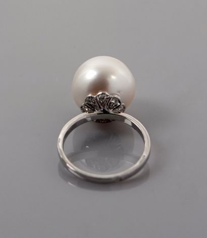 null Ring in white gold, 750 MM, set with a cultured pearl, diameter 15 mm in a flower...