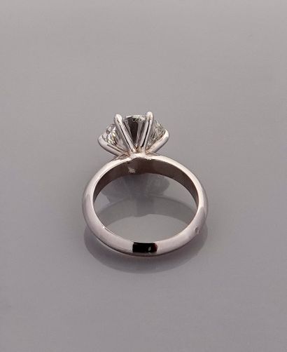 null 
Solitaire ring in white gold, 750 MM, set with a brilliant cut diamond weighing...