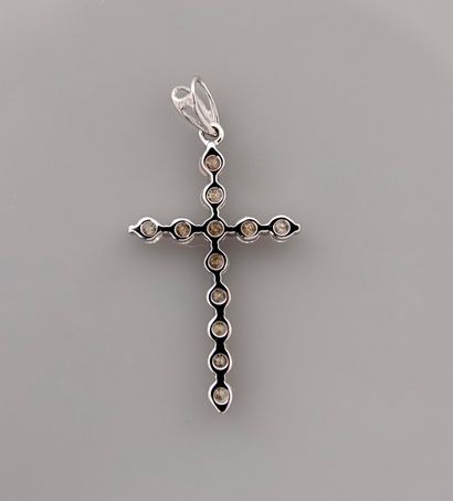 null Cross in white gold pendant, 750 MM, underlined by twelve diamonds, total 0,40...