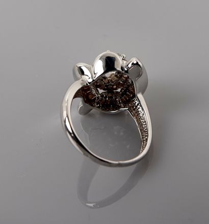 null 
Bague en or gris, 750 MM, centrée d'un diamant taille brillant pesant 1,07...
