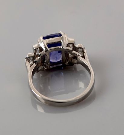 null White gold ring, 750 MM, set with a cushion-cut sapphire weighing 5.06 carats...