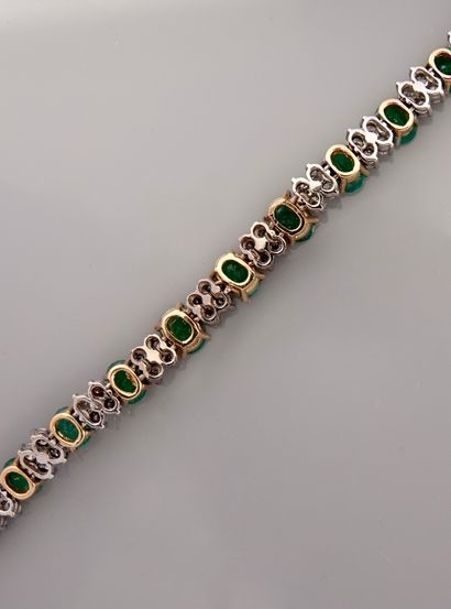 null Important line bracelet in white gold, 750 MM, adorned with twenty oval emeralds...