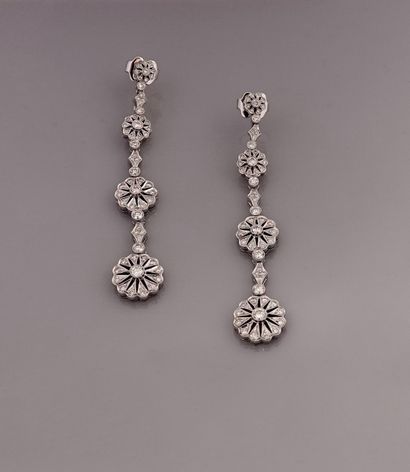 null Pendants d'oreilles dessinant trois fleurettes rondes en or gris, 750 MM, intercalées...