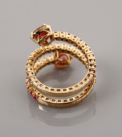 null Ring drawing a coiled link in yellow gold, 750 MM, set with a pink sapphire...