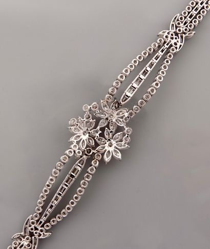 null Bracelet with links in white gold, 750 MM, linked by a central flower and highlighted...