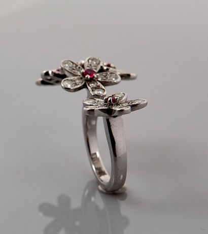 null Open ring on two fingers in white gold, 750 MM, drawing four flowers covered...