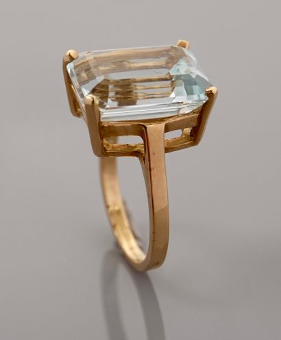 null Yellow gold ring, 750 MM, set with a pale emerald-cut aquamarine weighing 5.10...
