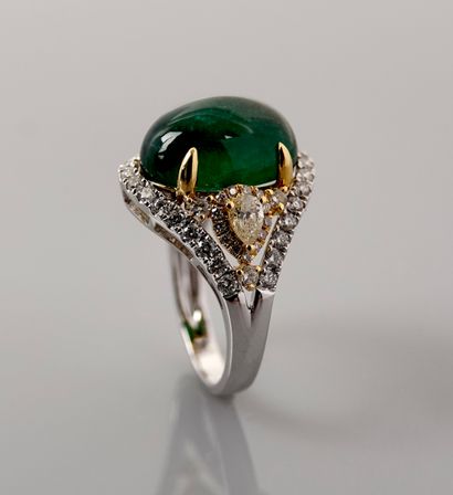 null Two gold ring, 750 MM, displaying a cabochon emerald weighing approximately...