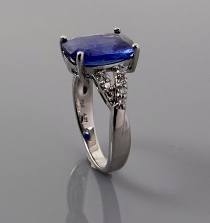 null Ring in white gold, 750 MM, set with a cushion-cut sapphire weighing 4.20 carats...