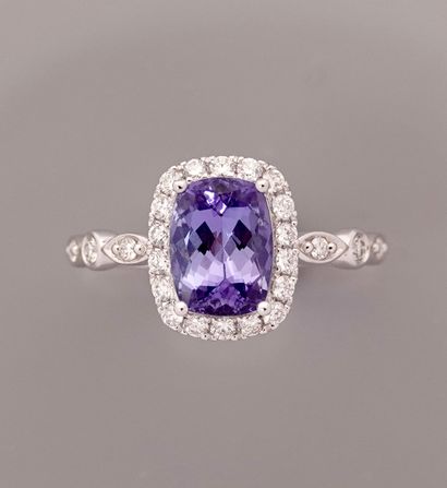 null White gold ring, 750 MM, set with a cushion-cut tanzanite weighing 1.65 carats...