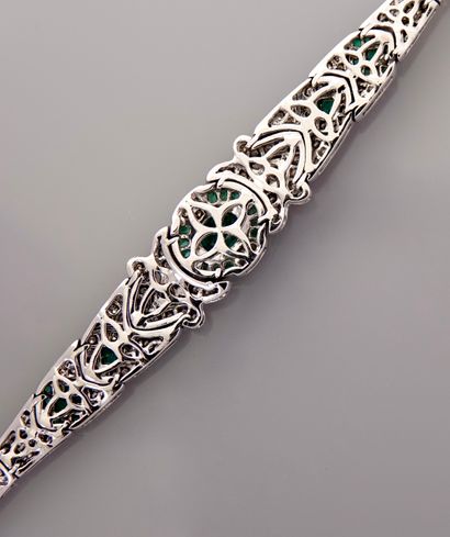 null Bracelet in white gold, 750 MM, centered on an emerald surrounded and shouldered...