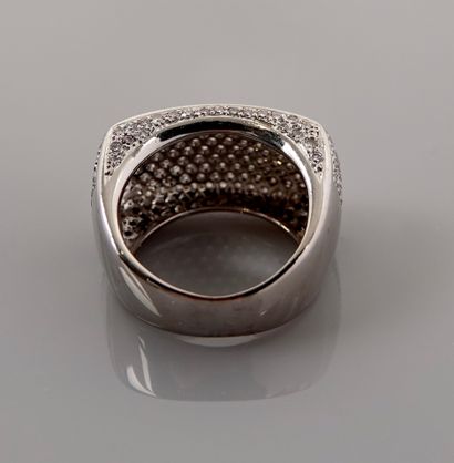 null Ring with white gold plate, 750 MM, covered and worn by very white diamonds...