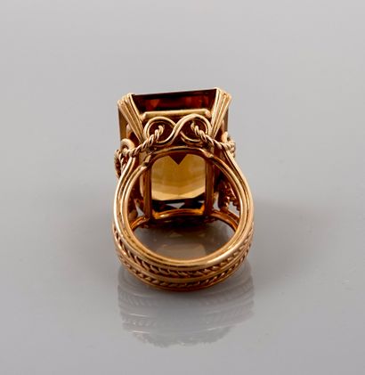 null Bague formée de fils et boucles d'or jaune, 750 MM, ornée d'une citrine taille...