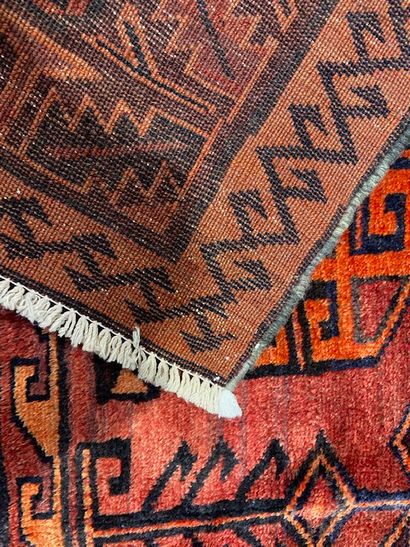 null Tapis Afghan (chaîne, trame et velours en laine), seconde moitié du XXe siècle

Dimensions...