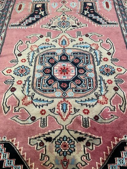 null Pakistani carpet (warp, weft and wool pile), recent

Dimensions : 186 x 126...
