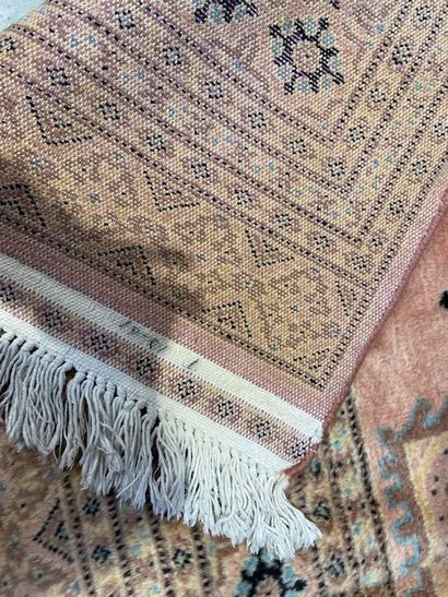 null Pakistani carpet (warp, weft and wool pile), recent

Dimensions : 280 x 186...