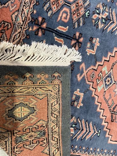 null Pakistani carpet (warp, weft and wool pile), recent

Dimensions : 150 x 100...