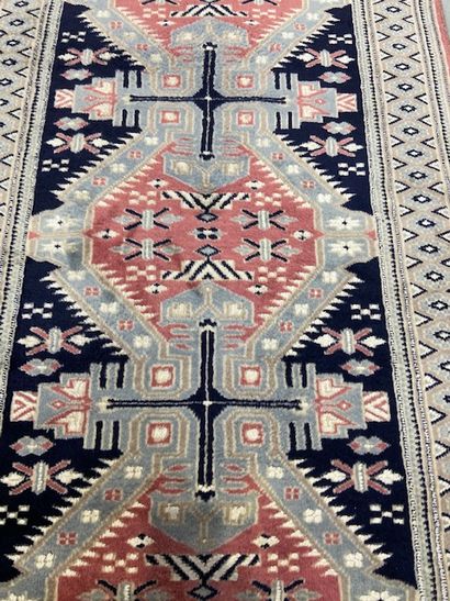 null Pakistani carpet (warp, weft and wool pile), recent

Dimensions : 126 x 77 ...