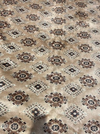 null Pakistani carpet (warp, weft and wool pile), recent

Dimensions : 280 x 182...