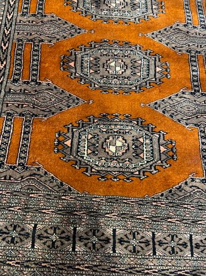 null Pakistani carpet (warp, weft and wool pile), recent

Dimensions : 197 x 130...
