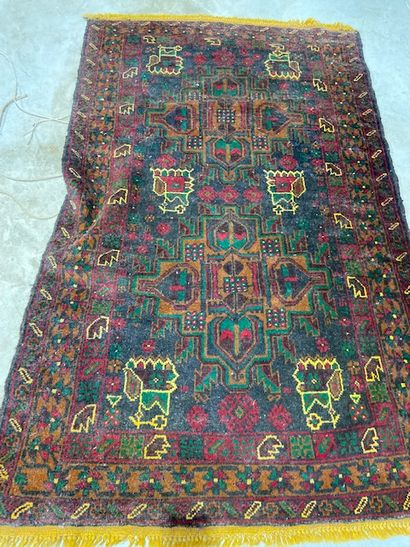null Afghan carpet (warp, weft and wool pile), circa 1950

Dimensions : 147 x 88...