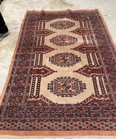 null Pakistani carpet (warp, weft and wool pile), recent

Dimensions : 190 x 130...