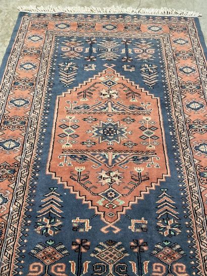 null Pakistani carpet (warp, weft and wool pile), recent

Dimensions : 150 x 100...