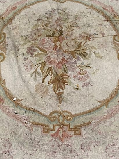 null Aubusson carpet 19th century, Napoleon III, 
Tapestry technique

Dimensions...