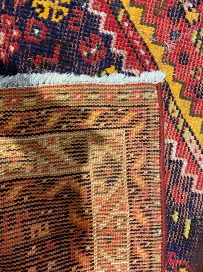 null Shiraz carpet (warp, weft and wool pile), Southwestern Persia, circa 1930-1950

Dimensions...