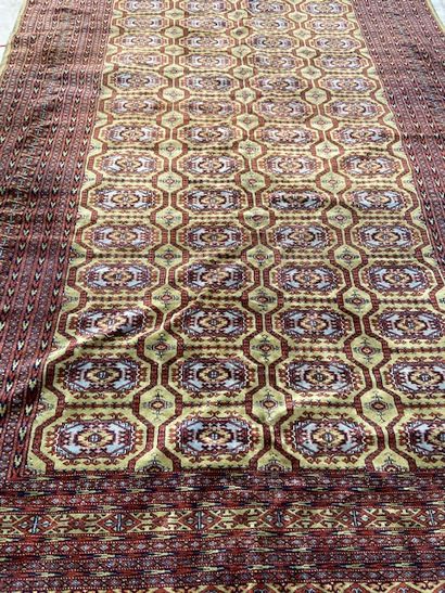 null Pakistani carpet (warp, weft and wool pile), recent

Dimensions : 273 x 186...