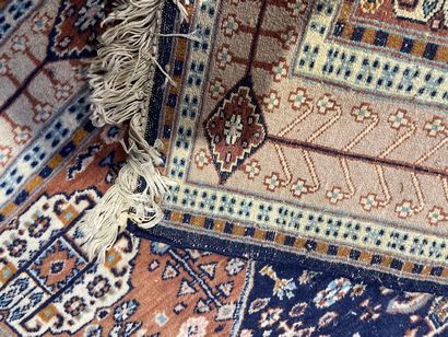 null Pakistani carpet (warp, weft and wool pile), recent

Dimensions : 190 x 125...