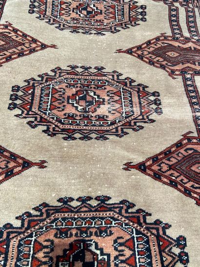 null Pakistani carpet (warp, weft and wool pile), recent

Dimensions : 190 x 130...