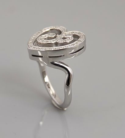 null Bague dessinant un coeur stylisé en or gris, 750 MM, recouverte de diamants,...