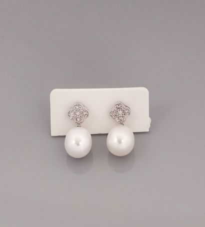 null Earrings in white gold, 750 MM, adorned with a pattern covered with diamonds,...
