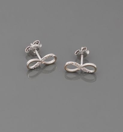 null Earrings drawing a ribbon of white gold, 750 MM, adorned with a line of diamonds,...