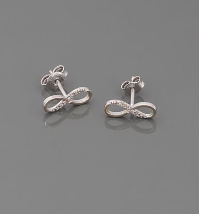 null Boucles d'oreilles dessinant un ruban d'or gris, 750 MM, ornées d'une ligne...