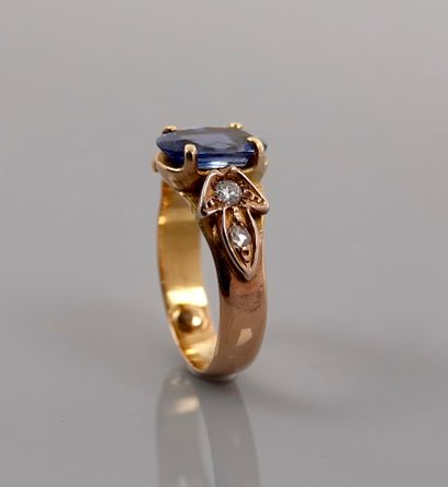 null Yellow gold ring, 750 MM, set with an oval sapphire weighing about 1.20 carat...