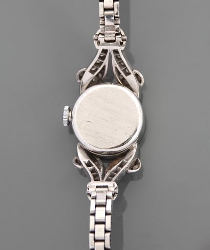 null BAUME ET MERCIER, Bracelet montre en or gris, 750 MM, lunette ronde ourlée de...