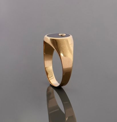 null Yellow gold signet ring, 750 MM, set with an oval onyx punctuated with a diamond,...