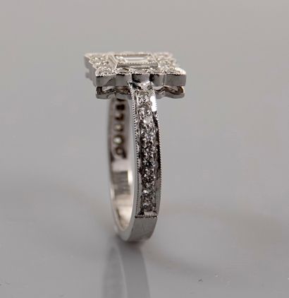 null Rectangular white gold ring, 750 MM, centered on a baguette-cut diamond surrounded...